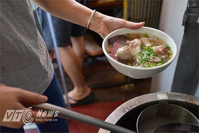 Một bát bún bò đầy đặn với bún, thịt bò, tiết, giò thịt đầy đủ có giá 1000đ.