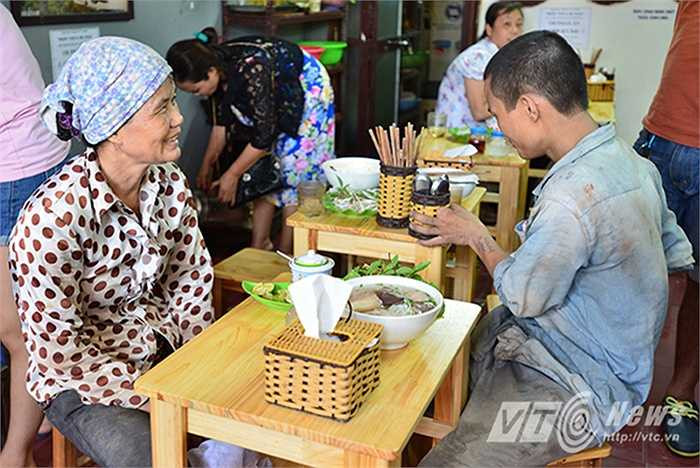 Cô Trần Thị Hương (Nam Định) làm công việc tự do, làm móng nhà, làm đất cát tại Hà Nội lần đầu tiên ăn một bát bún bò có giá như vậy. 