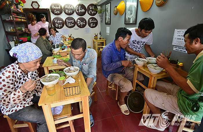 ‘Cô làm việc một ngày vất vả cũng chỉ được 100-200.000 nên không phải lúc nào cũng có điều kiện để cải thiện bữa ăn như thế này. Bún bò có giá 1000 đồng nhưng làm sạch sẽ rất ngon.’