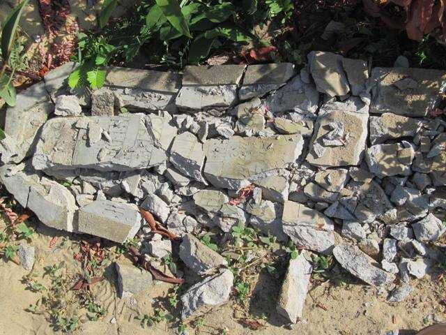 Đập phá hàng chục bia mộ lấy sắt bán chơi game