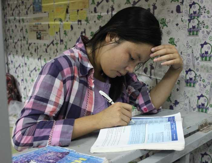 Hoàn cảnh đáng thương của nữ sinh rửa bát thuê lấy tiền đi thi