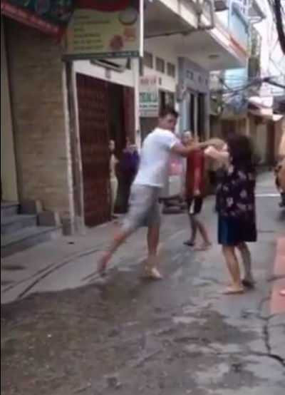 Nam thanh niên đánh dã man cụ bà: 'Tâm thần phân liệt mới làm thế'