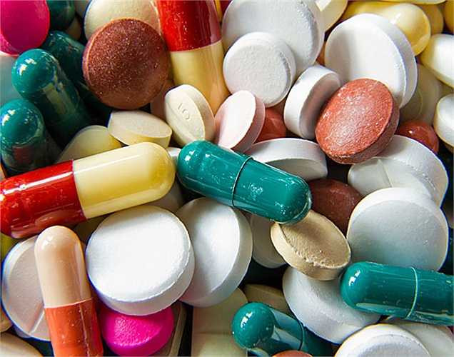 Thuốc: có những loại thuốc gây rụng tóc. Những viên thuốc này làm máu loãng hơn bình thường gây rụng tóc. 