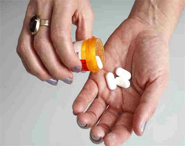 Vitamin A: Khi cơ thể thiếu vitamin có nhiều dấu hiệu nhận biết và một trong số đó là rụng tóc. Nếu bạn đột nhiên rụng nhiều tóc thì bạn nên kiểm tra để bổ sung vitamin cần thiết.