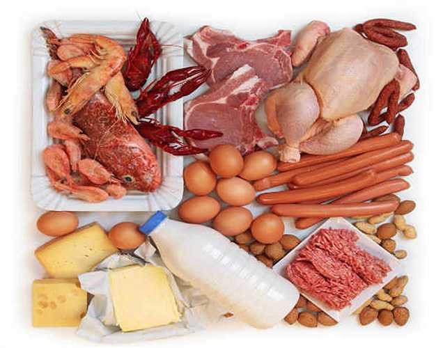 Bạn thiếu Protein: Protein đóng vai trò quan trọng trong việc giữ cho cơ thể khỏe mạnh và cân đối. Nếu cơ thể của chúng ta thiếu protein, sẽ dễ bị rụng nhiều tóc. Nên tăng cường lượng protein để ngăn chặn tình trạng này.