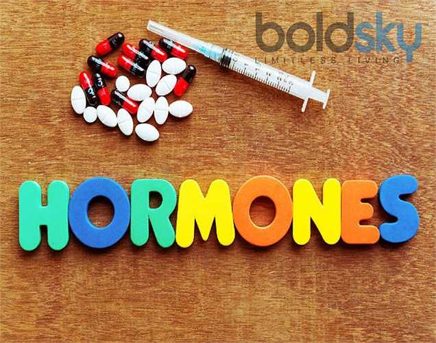 Do hormone: Sự mất cân bằng hormone rất hại cho sức khỏe. Phụ nữ ở độ tuổi dưới 25 thường rụng tóc ở trong chu kì kinh. 