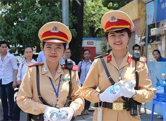 Tại điểm thi trường ĐH Luật, hai nữ cảnh sát xinh đẹp Nguyễn Châu Linh và Phạm Quỳnh Trang (Đội Cảnh sát giao thông số 3) đã có mặt để cùng chung tay cùng các tình nguyện viên tiếp sức mùa thi.