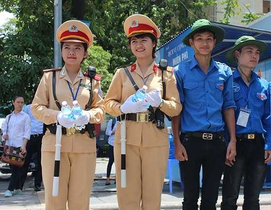Nhiệm vụ của hai nữ cảnh sát là phân luồng giao thông, hướng dẫn, giúp đỡ người tham giao thông cũng như thí sinh và người nhà thí sinh.