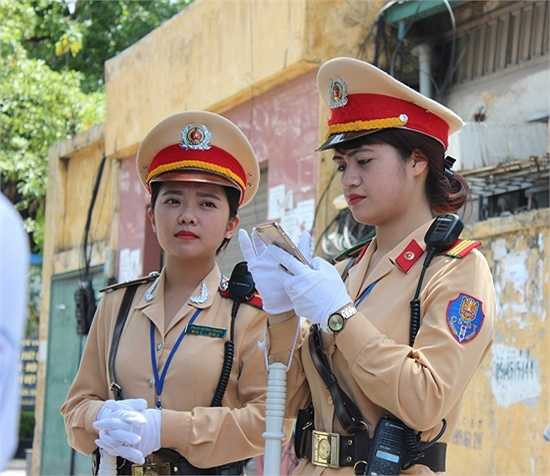 Cùng các tình nguyện viên giúp đỡ thí sinh và người nhà, cả hai thấy rất vui.