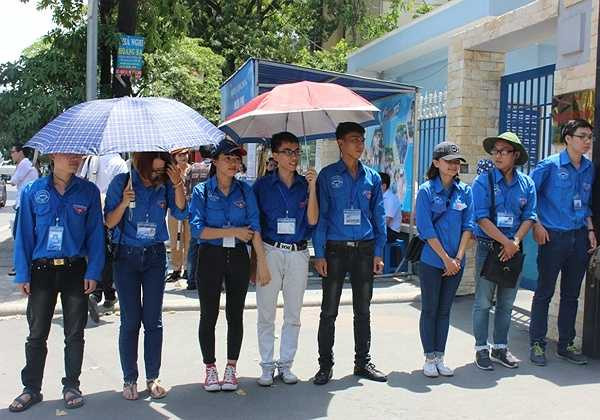 Các tình nguyện viên trường ĐH Luật Hà Nội.