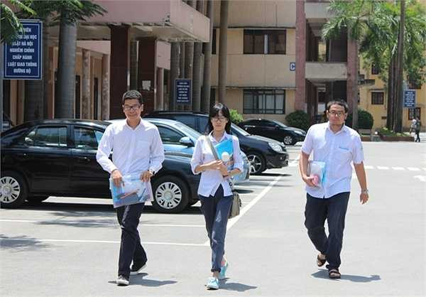 Nụ cười rạng rỡ nở trên môi thí sinh sau khi ra khỏi phòng thi.