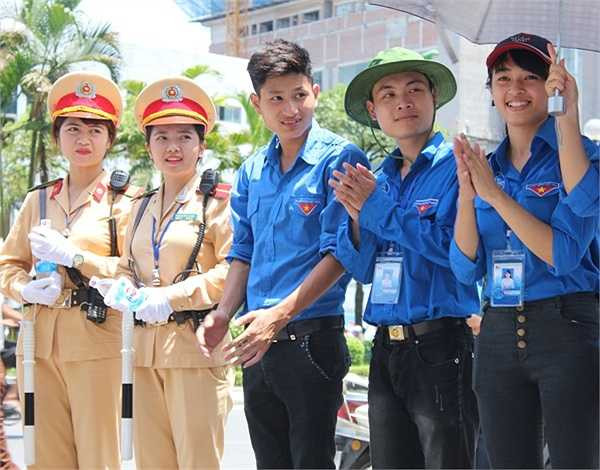 Hai nữ cảnh sát phối hợp cùng tình nguyện viên đảm bảo trật tự giao thông.