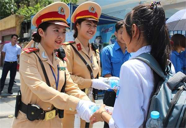 Châu Linh và Quỳnh Trang phát nước cho thí sinh.