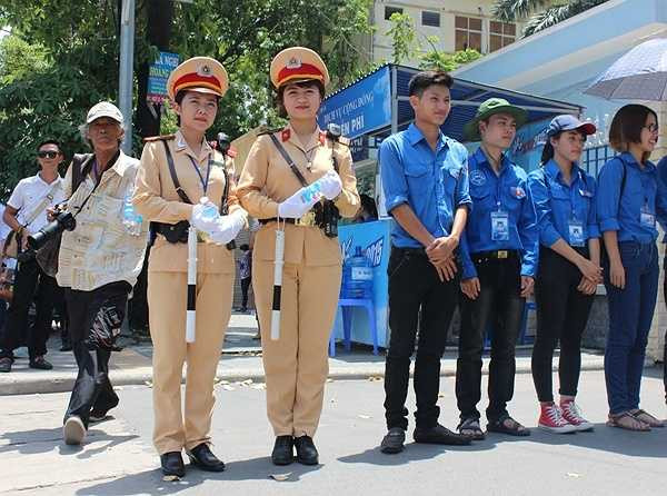 Hai nữ cảnh sát luôn túc trực để giúp đỡ thí sinh và phụ huynh