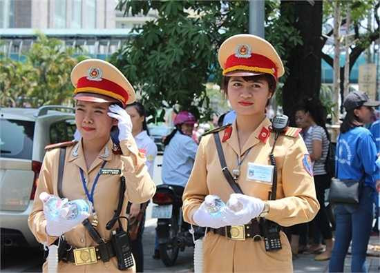 Dưới trời nắng gắt,đôi bạn cảnh sát vẫn không quản ngại khó khăn.