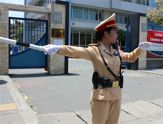 Nữ cảnh sát phân luồng giao thông.