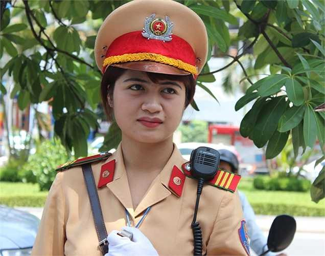 Nữ cảnh sát Nguyễn Châu Linh chia sẻ: 'Dù trời nắng gắt, công việc khó khăn nhưng mình thấy rất vui khi được góp một phần công sức mình vào việc hỗ trợ thí sinh và người nhà'.