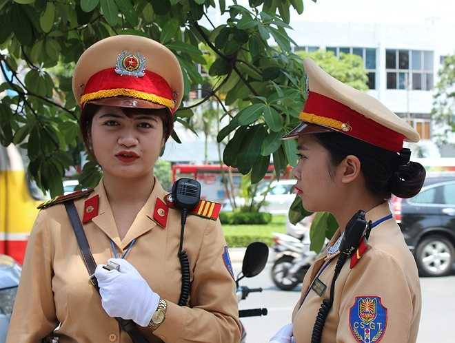 'Lượng thí sinh năm nay không đông bằng mọi năm nên công việc đỡ áp lực hơn', Châu Linh cho biết.