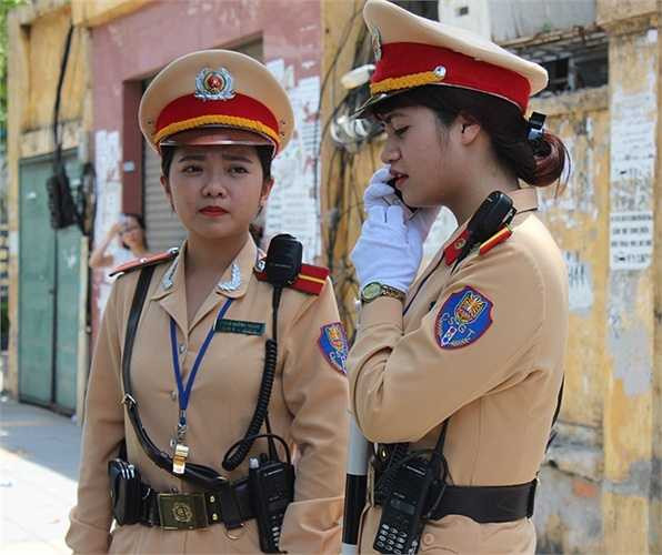 Hai nữ cảnh sát có mặt từ sớm để phân luồng giao thông.