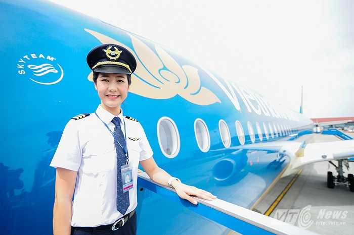 Nữ phi công Huỳnh Lý Đông Phương bên tàu bay A350