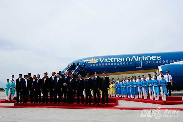 Các tiếp viên với trang phục mới chụp ảnh cùng Thủ tướng Nguyễn Tấn Dũng và các khách mời trong lễ tiếp nhận tàu bay mới (Tùng Đinh/Thực hiện)