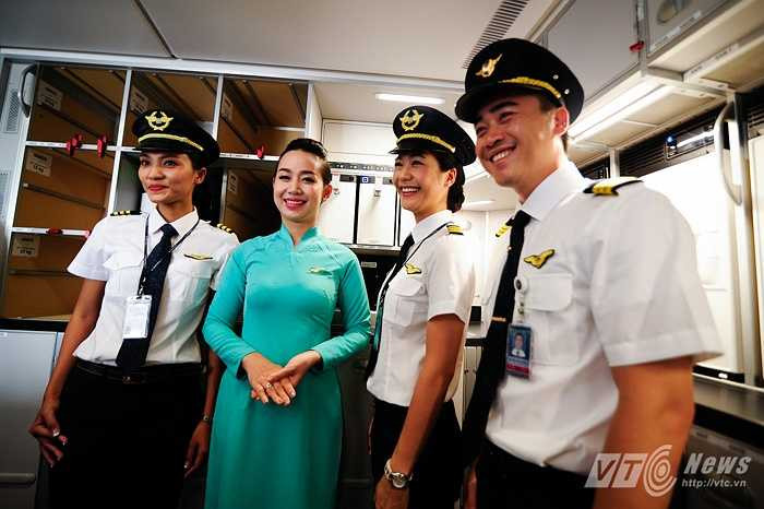 Trang phục xanh của tiếp viên trong khoang khách thường