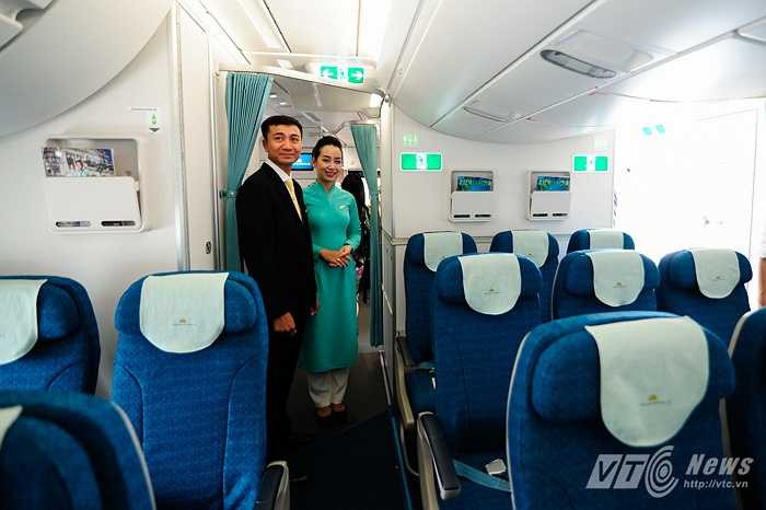 Các tiếp viên Vietnam Airlines bên trong tàu bay mới