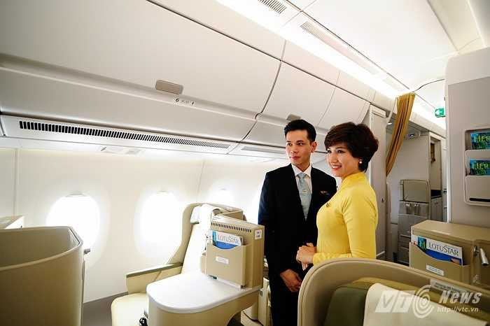 Tiếp viên áo vàng phục vụ trong khoang thương gia