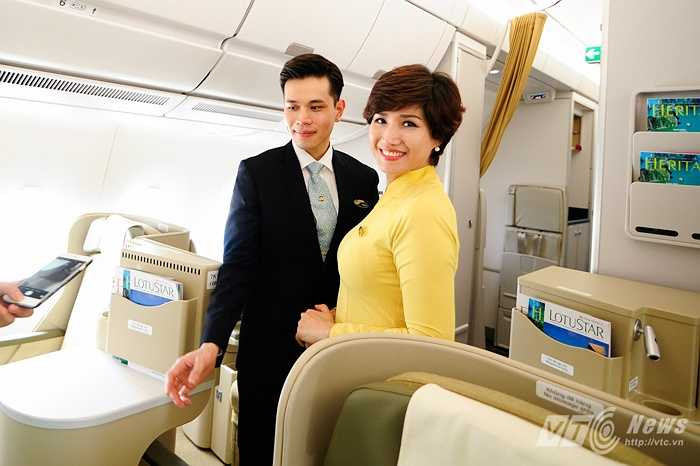 Nụ cười rạng rỡ của nữ tiếp viên