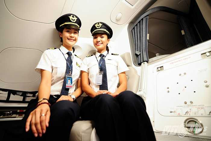 Hai nữ phi công thử cảm giác bên trong buồng phụ sau cabin