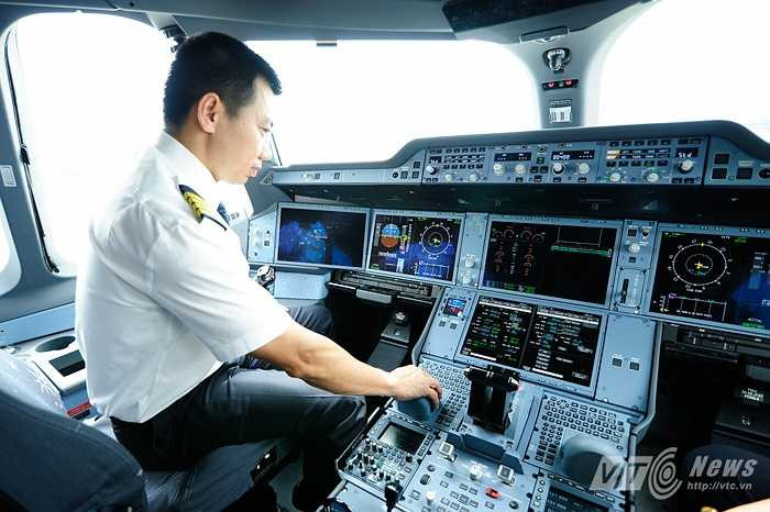 Phi công giới thiệu về một số chức năng trong cabin