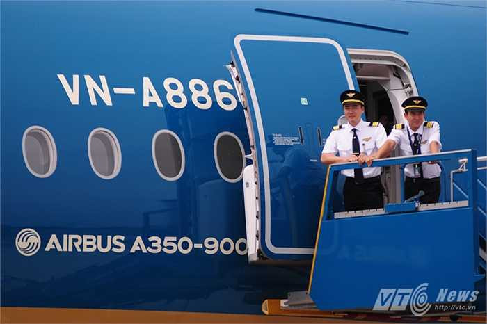 Các phi công rất hào hứng với tàu bay mới