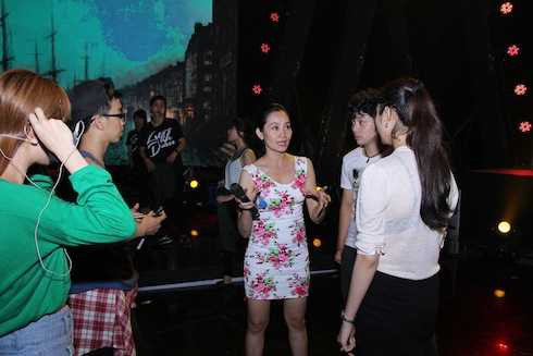 Diễn viên Hạnh Thuý giúp đỡ các thí sinh.