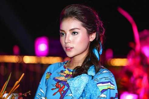 kỳ duyên và chiếc cằm nhọn bất thường.