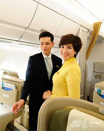 Tiếp viên trong khoang VIP sử dụng đồng phục màu vàng