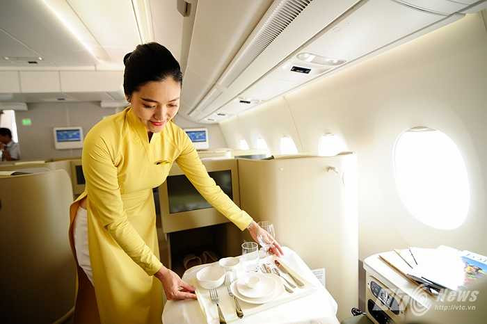 Tận tình phục vụ hành khách