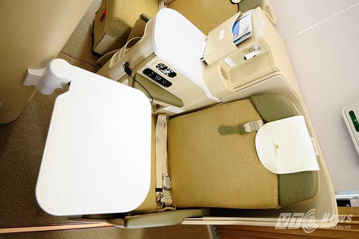 Cận cảnh một ghế ngồi khi hạ bàn ăn