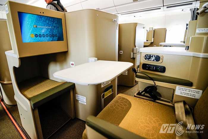 Màn hình to phía trước để chiếu phim trong hành trình