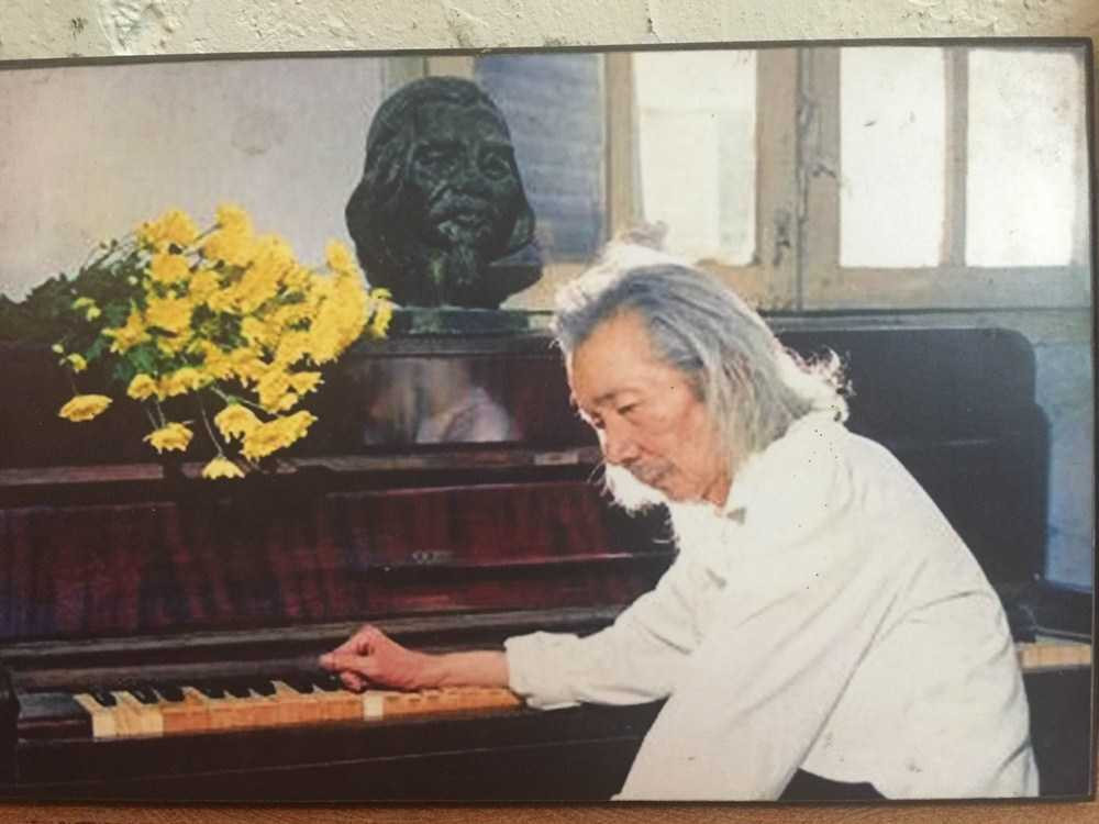 Bức ảnh bên piano được chụp bởi nhiếp ảnh gia Lê Quang Châu – bức ảnh đoạt giải nhất Hội nghệ sĩ nhiếp ảnh Việt Nam cuối thập niên 80.