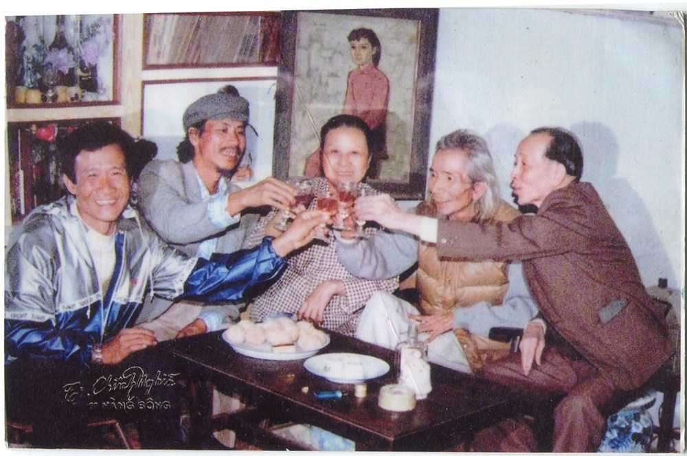 Văn Cao cùng vợ chúc rượu bạn bè thân hữu, trong ảnh có cả nhà thơ Như Mạo.