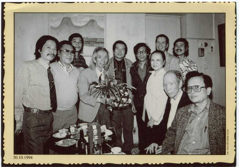 Các văn nghệ sĩ đến thăm nhạc sĩ Văn Cao. Trong ảnh có nhạc sĩ Phạm Tuyên, Tổng biên tập báo Người Hà Nội Bế Kiến Quốc, nhạc sĩ Nguyễn Thuỵ Kha, nhà thơ Hữu Thỉnh, nhà văn Nguyễn Đình Thi.