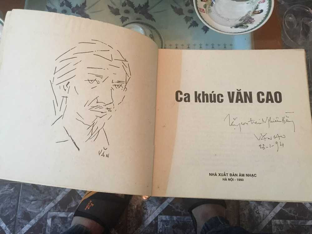 Bút tích của Văn Cao trong cuốn sách tặng cho con trai Nghiêm Bằng năm 1994. Nhạc sĩ Nguyễn Nghiêm Bằng – con trai thứ của nhạc sĩ Văn Cao sẽ đại diện gia đình tham dự chương trình Sol Vàng chủ đề Văn Cao 20 năm cõi thiên thai vào ngày 11/7 tại nhà hát Hòa Bình. Chương trình được truyền hình trực tiếp trên VTV9.