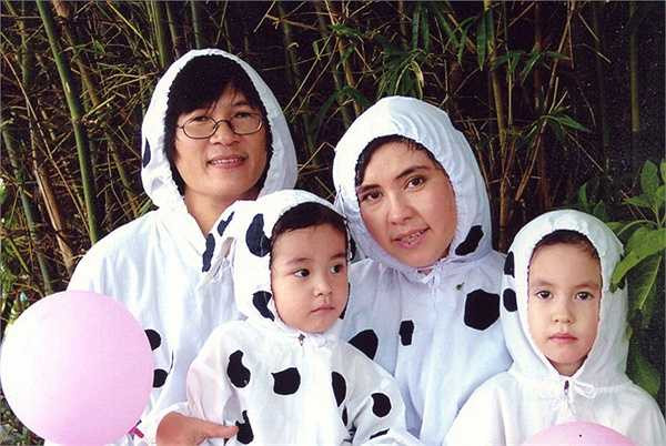 Giản dị và ít nói là tính cách chung của cặp đôi Phương Thảo, Ngọc Lễ. Cả hai gần như tách biệt khỏi mọi ồn ào của showbiz và luôn đặt những giá trị của gia đình, con cái lên hàng đầu.