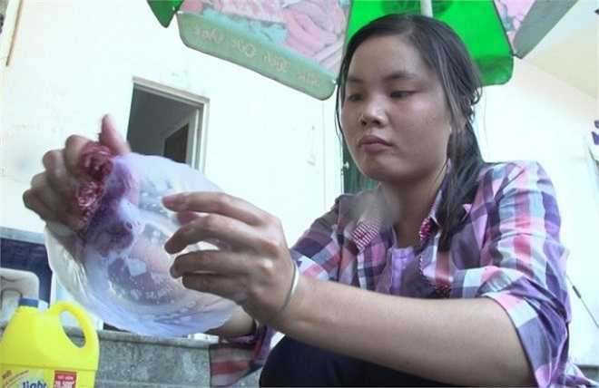 Lê Thị Thúy (Nam Định) đã phải rửa bát, dọn dẹp nhà cửa, kiếm 20.000/giờ để trang trải cho chi phí sinh hoạt trong thời gian dự thi. (Ảnh: Tùng Lâm/Vietnam+)