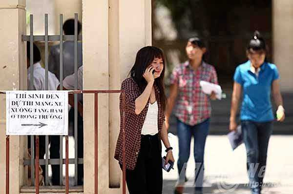 Bức ảnh này được chụp tại điểm thi Trường THPT Trần Phú, Đà Nẵng. Nữ sinh trong ảnh đang khóc mếu gọi cho người nhà sau khi bị đình chỉ thi vì mang điện thoại vào phòng . (Ảnh: Bửu Lân/ VTC News)