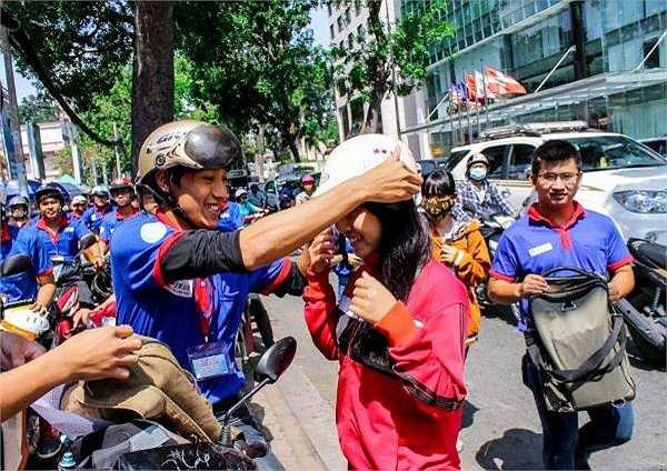 Xe ôm miễn phí, nhiệt tình đưa đón sĩ tử - Ảnh: Internet