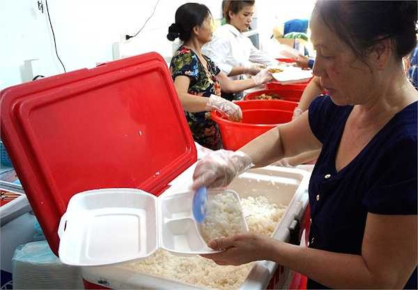 Người dân nhiệt tình hỗ trợ sĩ tử - Ảnh: Internet