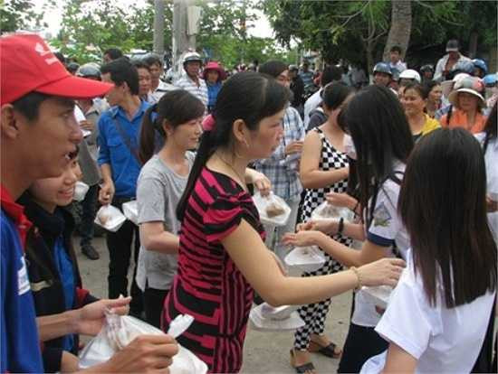 Nhiều người dân nhiệt tình nấu cơm miễn phí phát cho các sĩ tử. (Ảnh: Huỳnh Hải)