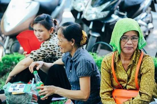 Phụ huynh ngồi chờ con ngoài cổng trường - Ảnh: Báo Thanh Niên