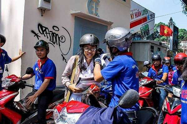 Sinh viên tình nguyện là xe ôm miễn phí - Ảnh: Internet